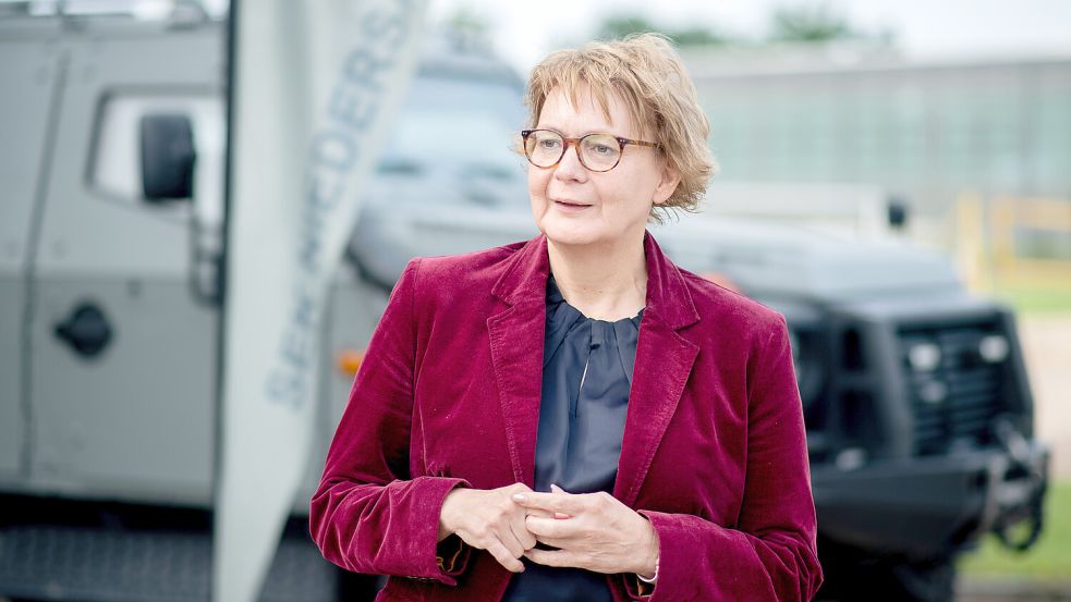 Was genau die Innenministerin bei der Novelle des Polizeigesetzes vorhat, erklärt Daniela Behrens im Interview. Foto: dpa/ Hauke-Christian Dittrich