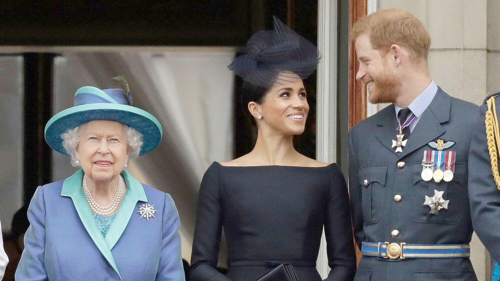 Ein Bild aus vergangenen Zeiten: Elizabeth II., Meghan und Prinz Harry Foto: Matt Dunham/AP/dpa