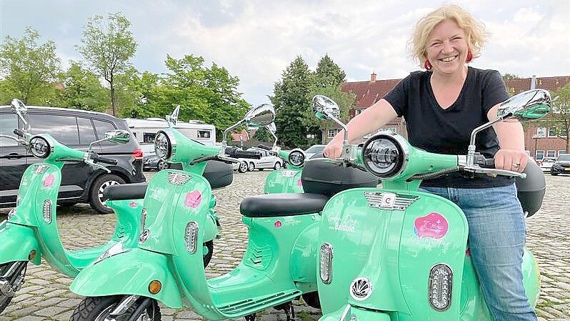 Da hatte sie noch gut Lachen: Ulrike Kemper mit den ersten Küstenflippern in Leer. Foto: Michael Kierstein/Archiv