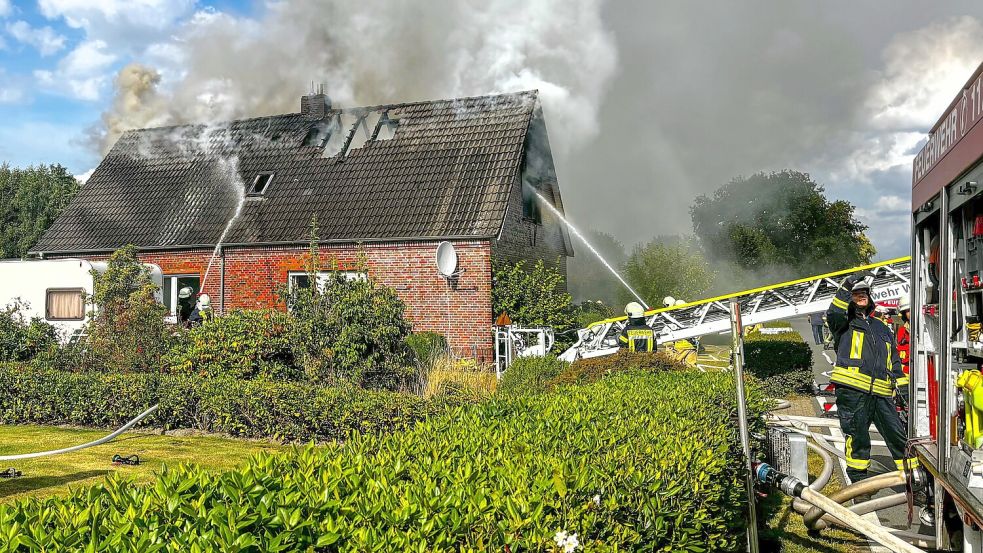 Der Dachstuhl eines Wohnhauses in Spetzerfehn brannte aus. Foto: Feuerwehr