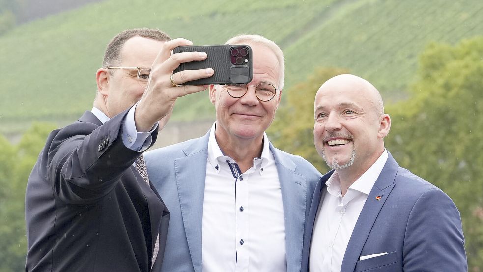 Bitte recht freundlich: Die Fraktionschefs Jens Spahn (CDU), Matthias Miersch (SPD) und Alexander Hoffmann (CSU) bei ihrer Klausur in Würzburg. Foto: www.imago-images.de