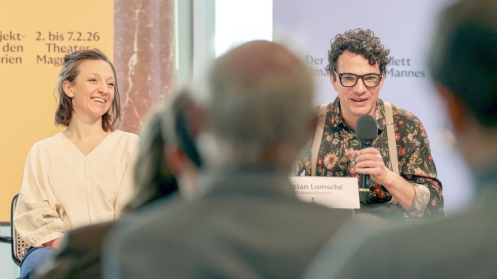 Das Schauspiel wird in Magdeburg von einem dreiköpfigen Team geleitet - von Clara Weyde (links), Bastian Lomsché (rechts) und Clemens Leander (nicht im Bild). (Archivbild) Foto: Peter Gercke/dpa-Zentralbild/dpa
