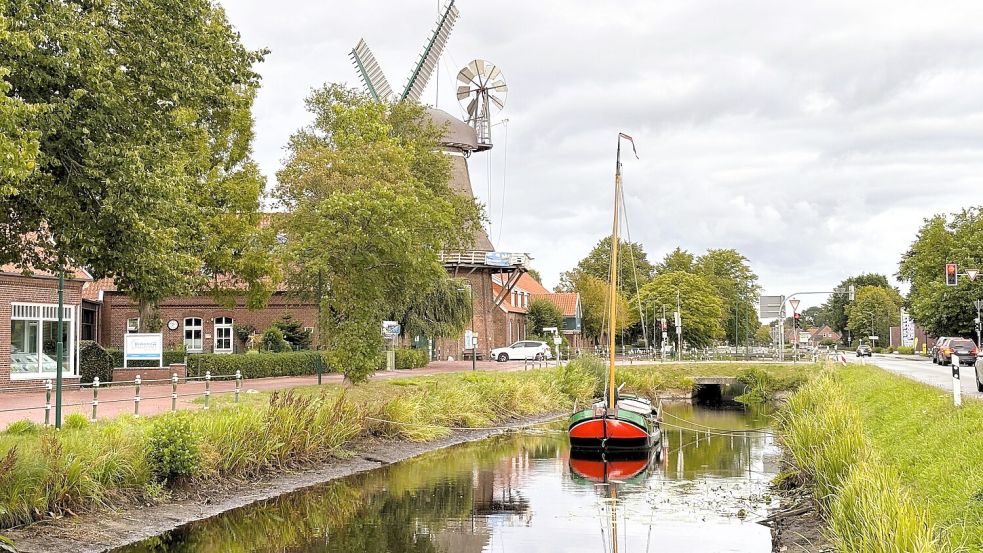 Die Tjalk an der historischen Mühle liegt deutlich tiefer und mittig im Großefehnkanal – denn es fehlt das Wasser unter dem Kiel. Foto: Nicole Böning