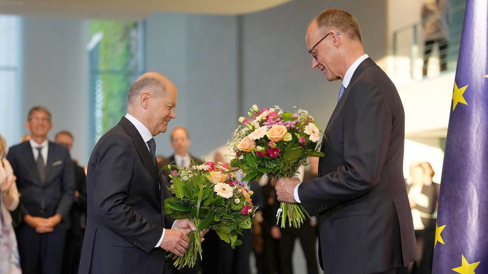 Das Kanzleramt hat SPD-Mann Scholz an seinen CDU-Nachfolger Merz übergeben - einfacher Abgeordneter bleibt er. (Archivbild) Foto: Michael Kappeler/dpa