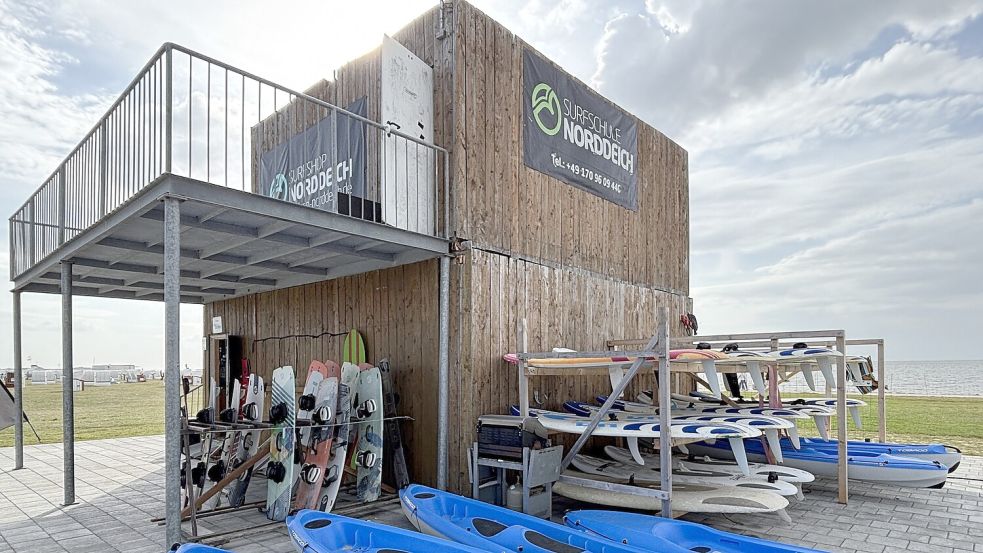 Die Surfschule Norddeich mit ihren markanten Gebäuden gehört seit 21 Jahren zum Norddeicher Strand. Foto: Rebecca Kresse
