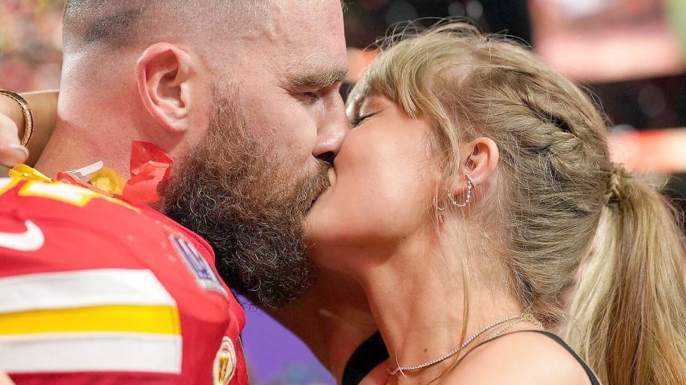Und Kuss: Inzwischen sind Taylor Swift und Travis Kelce verlobt. (Archivbild) Foto: Brynn Anderson/AP/dpa