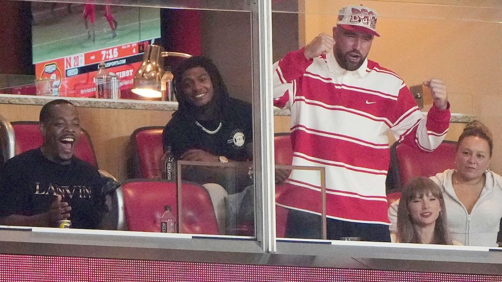 Travis Kelce und Taylor Swift schauten sich von einer Loge aus das Spiel zusammen an. Foto: Charlie Riedel/AP/dpa