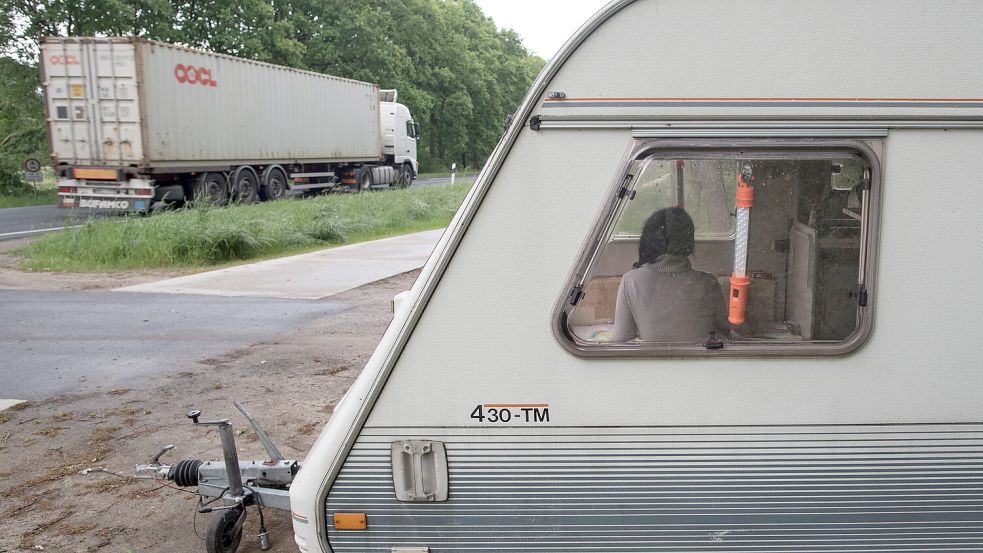 Anschaffen am Waldrand: In Niedersachsen stehende dutzende sogenannte Lovemobile. Foto: dpa/Ole Spata