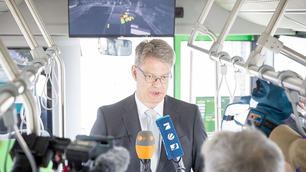 Verkehrsminister Schnieder zeigt sich nach seiner Fahrt im autonomen Bus beeindruckt. Foto: Moritz Frankenberg/dpa