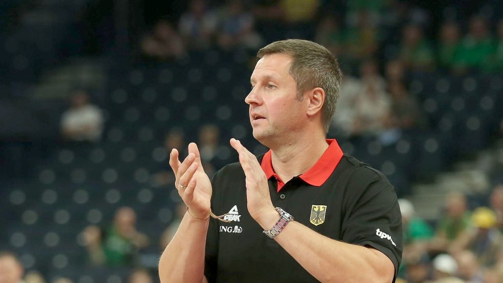 Alan Ibrahimagic applaudiert im Spiel. Foto: Matthias Stickel/dpa