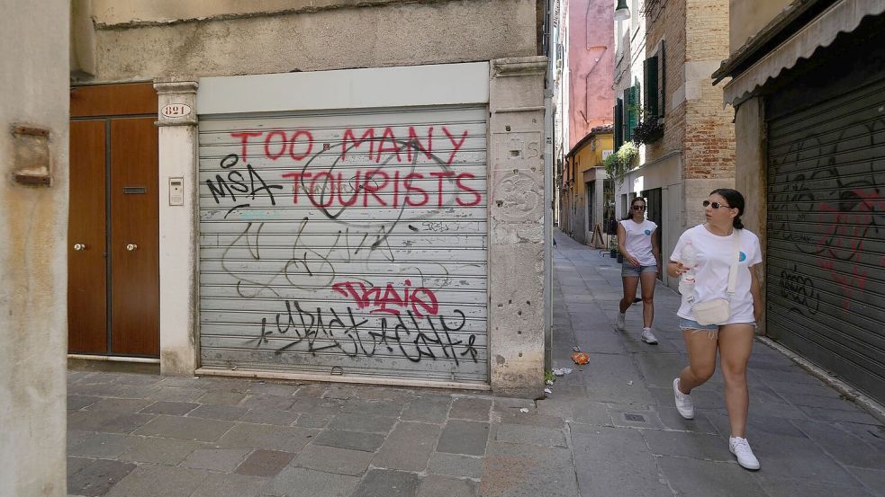 Nicht alle Touristen sind willkommen: Laut Regionalpräsident Zaia will die Region „kein fruchtbarer Boden für den Proletentourismus werden“. (Symbolbild) Foto: Luca Bruno/AP/dpa
