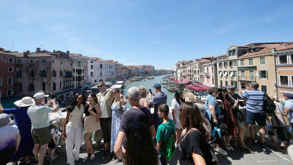 Taschendiebe gehen dorthin, wo die Touristen hingehen – Zaia hat dagegen ein hartes Vorgehen im Sinn. (Archivbild) Foto: Luca Bruno/AP/dpa