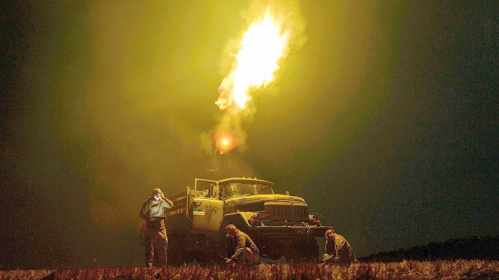 Erneut wird die ukrainische Flugabwehr gefordert. (Archivbild) Foto: Evgeniy Maloletka/AP/dpa