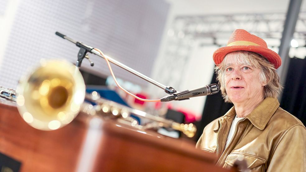 Helge Schneider spielt eine ganze Reihe von Instrumenten. (Archivbild) Foto: Christoph Reichwein/dpa