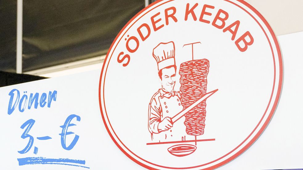 Markus Söder am Drehspieß: Der CSU-Chef hat sich das Logo mit seinem Konterfei als Marke sichern lassen. Foto: IMAGO/Michael Bihlmayer