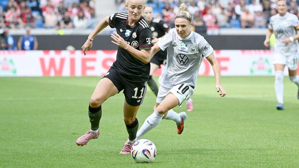 Bayerns Lea Schüller im Duell mit der Wolfsburgerin Svenja Huth. Foto: Uli Deck/dpa