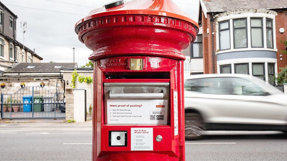 Die roten Briefkästen aus Gusseisen, auch «Pillar Box» genannt, verfügen über ein Solarpanel, einen Barcode-Scanner und eine Schublade, in die die Kunden Pakete einwerfen können. Foto: Royal Mail/dpa