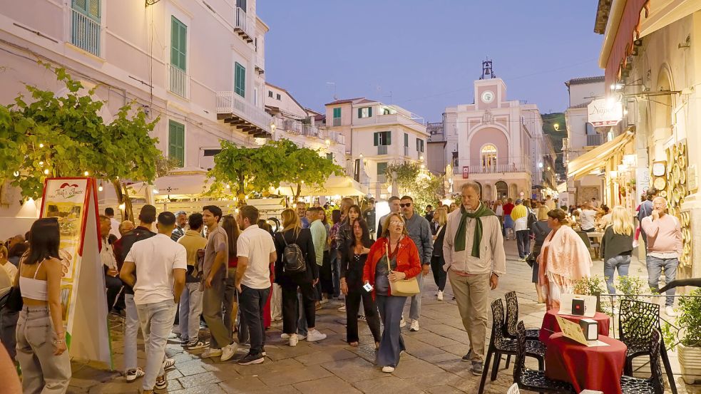 Touristen flanieren über den Corso Vittorio Emanuele in Kalabrien. Foto: IMAGO / Zoonar