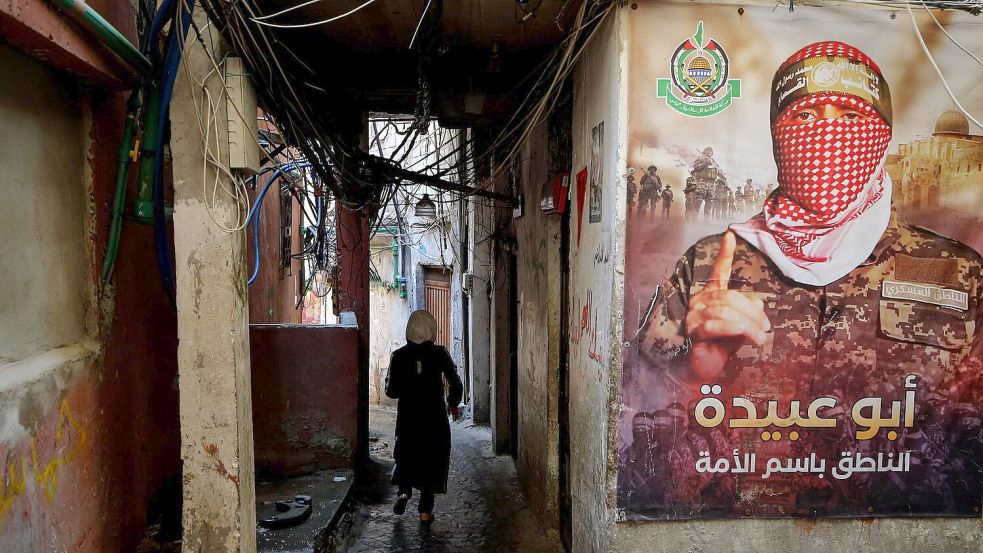Ein Plakat des Hamas-Sprechers Abu Obeida. (Archivbild) Foto: Marwan Naamani/dpa