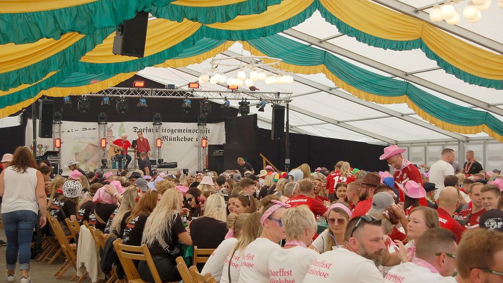Im Festzelt startete um elf Uhr das Frühshoppen. Foto: Imke Cirksena