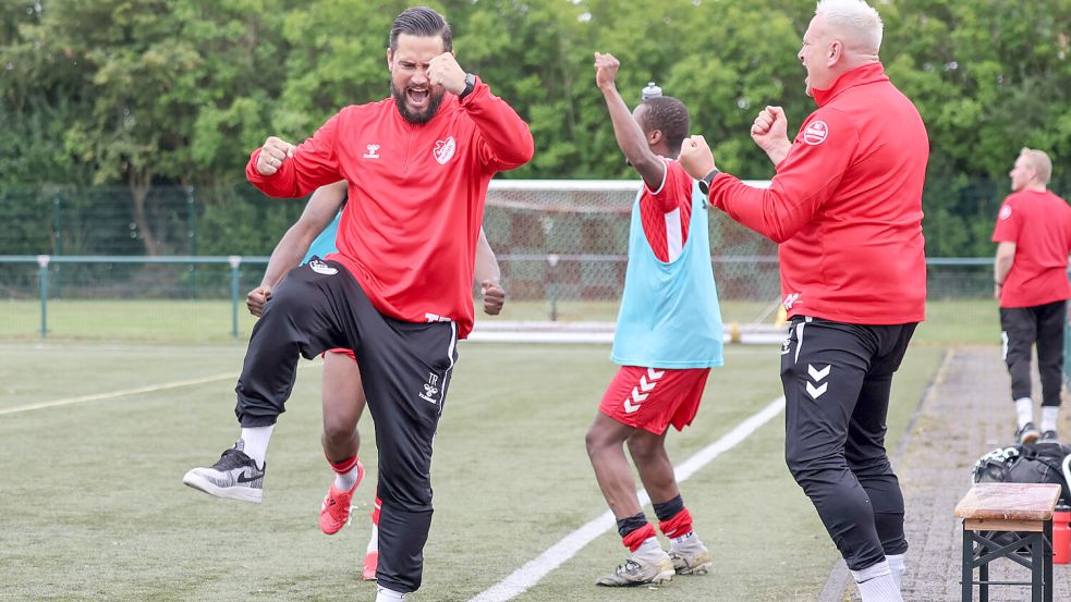 Der Auricher Trainer Daniel Franziskus (links) und Cotrainer Mike Kruse (rechts) und einige Ersatzspieler freuten sich über einen weiteren Treffer gegen Germania Wiesmoor. Fotos: Helmut Vortanz
