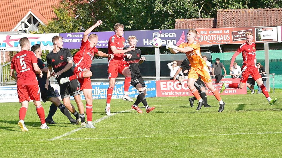 Der TuS Pewsum bleibt dank des 2:0-Sieges gegen TuRa 07 Westrhauderfehn dem SV Großefehn auf den Fersen. Foto: Wagenaar