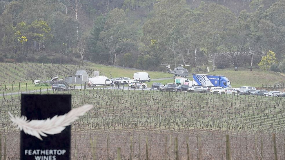 Die Polizei richtete ihre Kommandozentrale auf einem Weingut ein. Foto: Simon Dallinger/AAP/AP/dpa