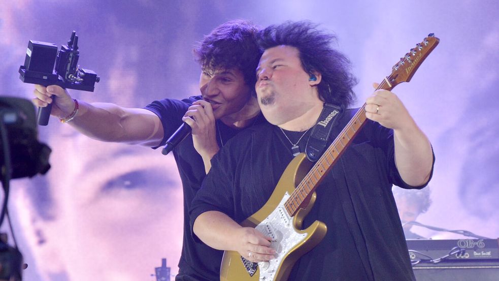 Wincent Weiss und Gitarrist Benni Freibott. Die Musiker legten sich in Tannenhausen mächtig ins Zeug und gaben alles. Foto: Karin Eden