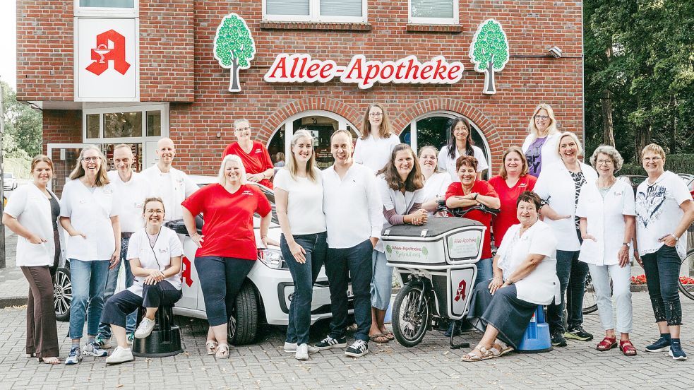 Erfolg durch Zuverlässigkeit und Herzlichkeit: Die Allee-Apotheke in Aurich feiert das 25-jährige Jubiläum. Darüber freuen sich Inhaberin Freya Wirth und ihr Team. Fotos (2): Lichtbildwerkstatt Babett Ehrt