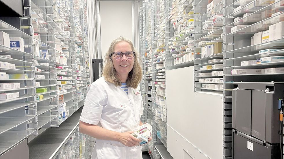Mitarbeiterin Marion Laue im Kommissionierautomaten. Foto: Wittich