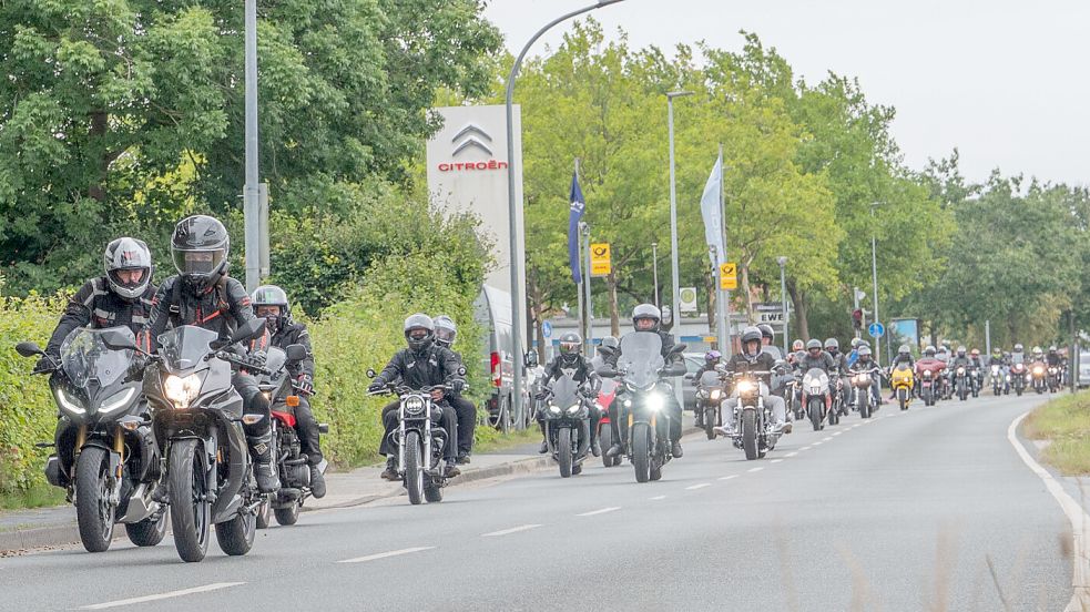 Mehrere hundert Motorradfahrer beteiligten sich an der Gedenkfahrt zu Ehren eines tödlich verunglückten Biker-Freundes. Foto: Folkert Bents
