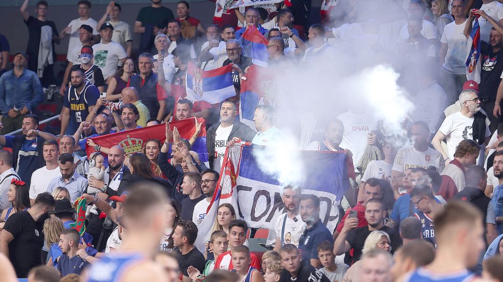 Im Netz kursieren momentan Schilderungen von serbischen Fans, die von anderen Serben eingeschüchtert werden sollen. Foto: IMAGO/MN Press Photo/Ivica Veselinov