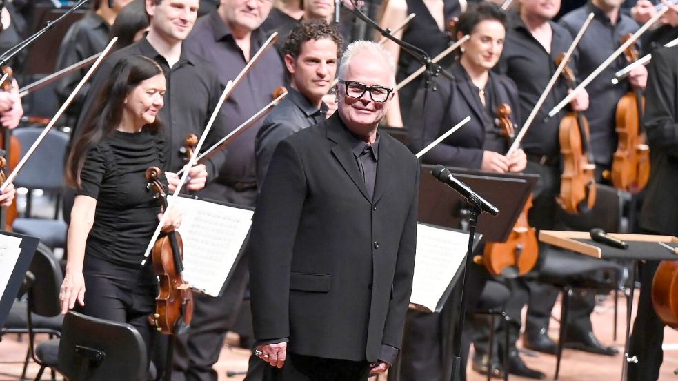Bei mehreren Konzerten mit den Bochumer Symphonikern griff Herbert Grönemeyer als Dirigent zum Taktstock. Nun steht er in Dortmund und Berlin wieder als Sänger im Mittelpunkt - aber auch mit Orchesterbegleitung (Archivbild) Foto: David Hammersen/dpa
