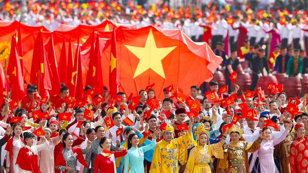 Hunderttausende jubelten und feierten bei der Parade ihr Land. Foto: Athit Perawongmetha/Reuters Pool/AP/dpa