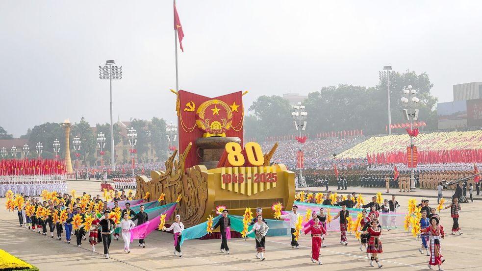Die Parade fand auf dem Ba-Dinh-Platz statt, wo Ho Chi Minh vor 80 Jahren die Unabhängigkeit verkündet hatte. Foto: Vincent Thian/AP POOL/AP/dpa