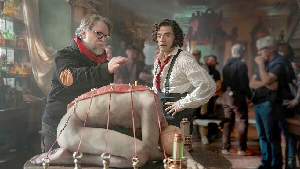 Regisseur Guillermo del Toro und Frankenstein-Darsteller Oscar Isaac in einer Filmszene. Foto: Ken Woroner/Netflix via AP/dpa