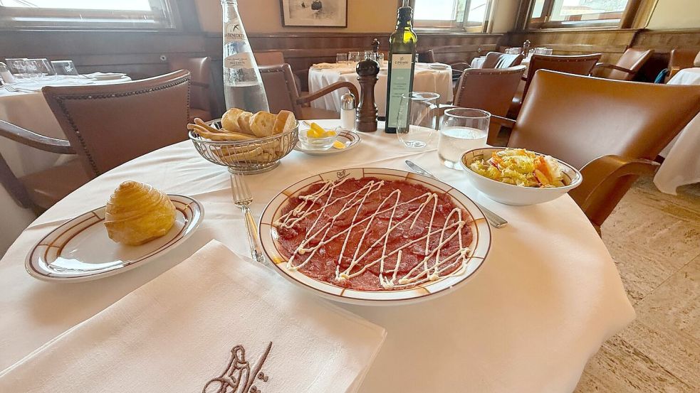 Ein Teller Rindfleisch, ein Schüsselchen Eisbergsalat - sonst nichts. Foto: Christoph Sator/dpa