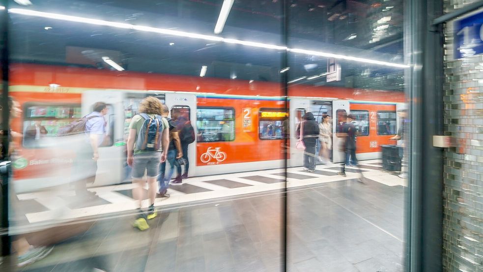 Pendeln gehört für Studenten oft zum Alltag. (Symbolbild) Foto: Andreas Arnold/dpa