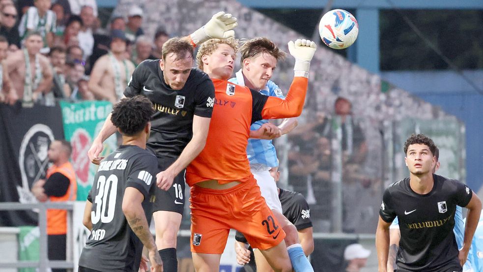 Die Leihe von Luca Böggemann (in Orange) zur BSG Chemie Leipzig verlief deutlich holpriger als geplant. Nun wird der Keeper an die Sportfreunde Lotte ausgeliehen. Foto: IMAGO/Picture Point