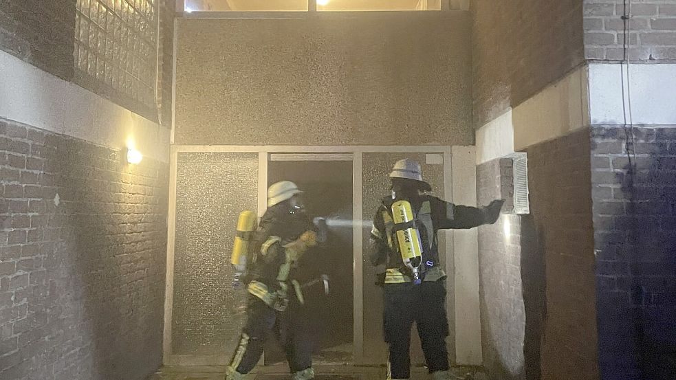 Mit Atemschutzmasken betraten die Feuerwehrleute das Gebäude. Foto: Feuerwehr Norden.
