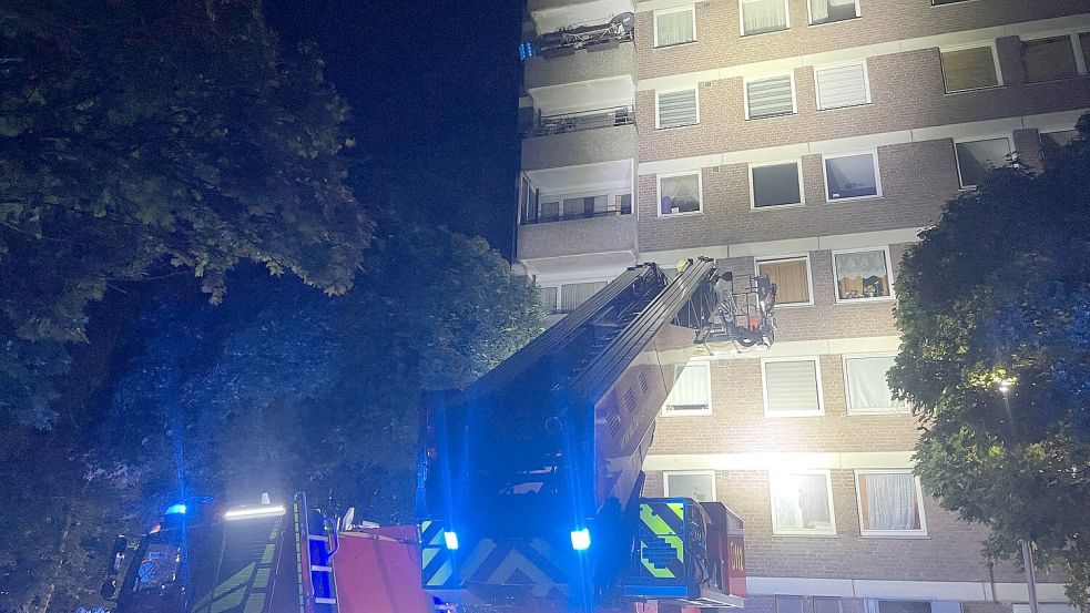 Die Drehleiter der Feuerwehr war zwar vor Ort. Die Bewohner konnten aber über das Treppenhaus gerettet werden. Foto: Feuerwehr Norden