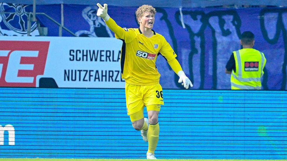 Da geht‘s lang: Der Weg von Luca Böggemann führt mit SF Lotte vorerst durch die Fußball-Regionalliga West. Foto: Michael Titgemeyer