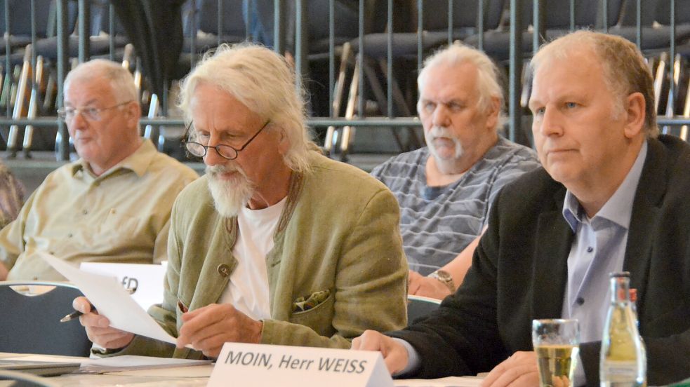 Heinrich Ubben (im Vordergrund rechts) und Edgar Weiss (im Vordergrund links) bilden die Fraktion „Moin Herr Weiss“ im Auricher Kreistag. Foto: Aiko Recke