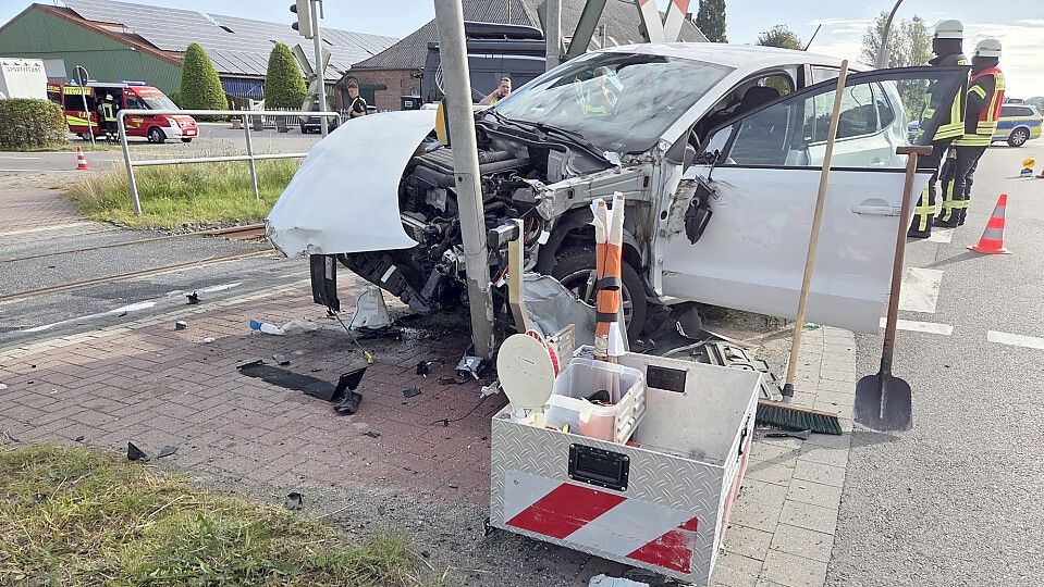 Einsatzkräfte sind am Dienstag zu einem Unfall in Uthwerdum ausgerückt. Foto: privat