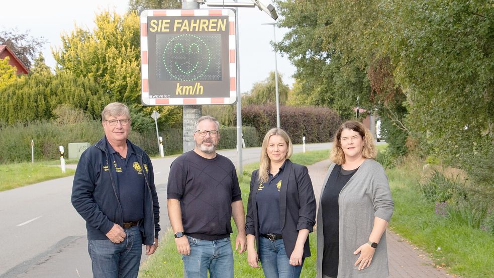 Dieke Schön (von links; Lions-Club Möhlenland Grootfehn), Marion Rolfs (Zweiter Vorsitzender Dorfverein Mittegroßefehn), Tina Sendemer-Boppert (Lions-Club Möhlenland Grootfehn), Ineke Reinders (Erste Vorsitzende Dorfverein Mittegroßefehn) haben die neue Messtafel an der Schrahörnstraße auf den Weg gebracht. Foto: Dorfverein Mittegroßefehn