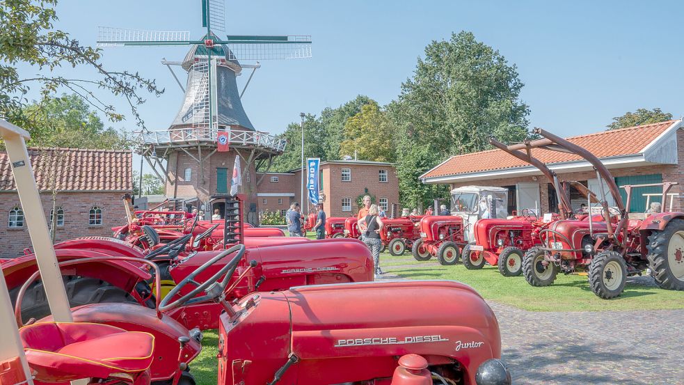 Rotes Stelldichein in Leezdorf: 36 Porsche-Trecker waren beim Treffen 2023 an der Mühle ausgestellt. Foto: Folkert Bents