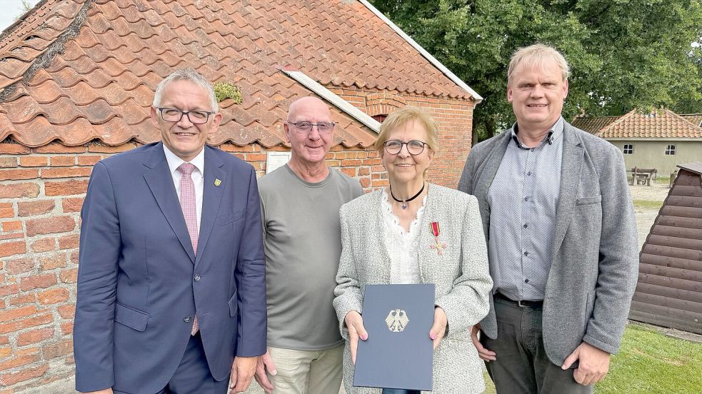 Landrat Olaf Meinen (links) und Bürgermeister Thomas Erdwiens (rechts) sowie Ehemann Kors gehörten zu den ersten, die Gerda Wallaart zu der besonderen Auszeichnung gratulierten. Foto: Holger Janssen