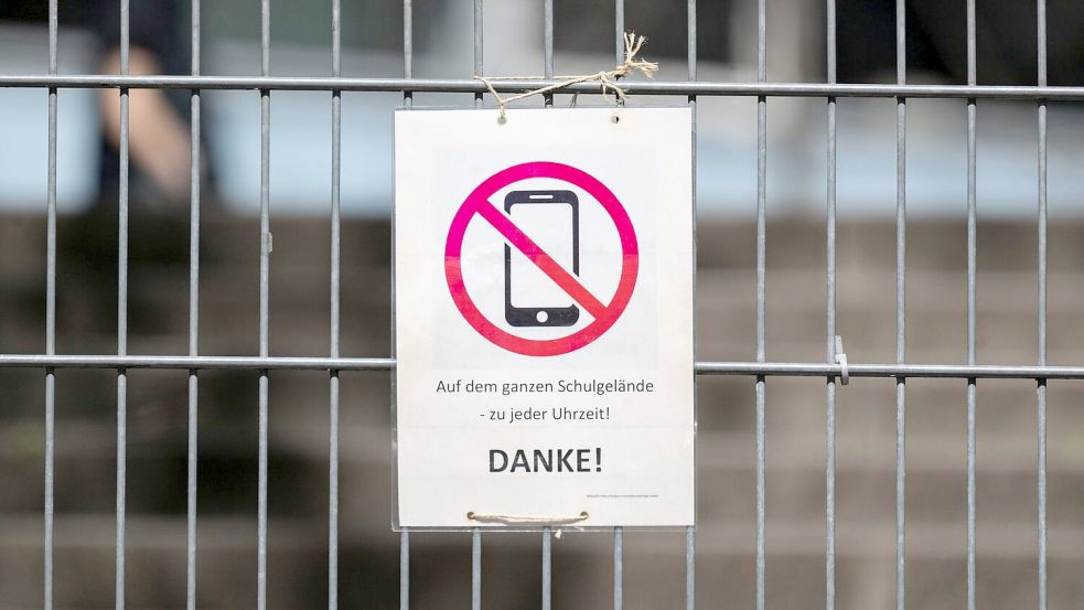 Die Regeln sind unterschiedlich: Manche Schulen haben Handys komplett verbannt, andere sind weniger streng. Ob es flächendeckende Regeln gibt, entscheiden die Bundesländer selbst. (Symbolbild) Foto: Marijan Murat