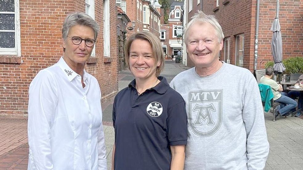 Die entspannten Mienen täuschen: Die Auricher Vereinsvorsitzenden Insa Schubert (OHV Aurich), Saskia Buschmann (TuS Aurich-Ost) und Wilfried Theessen (MTV Aurich) sorgen sich vor der Einführung des Ganztages im kommenden Schuljahr an den Auricher Grundschulen um ihre Vereine und um die Kinder. Foto: Marco Lindenbeck