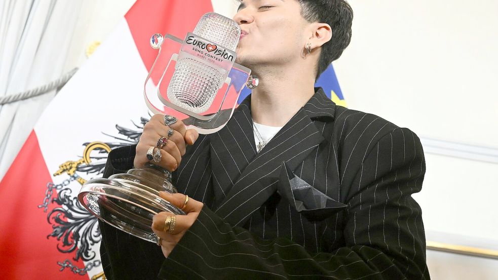 Ein letzter Kuss - dann ging die ESC-Trophäe zu Bruch. (Archivbild) Foto: Helmut Fohringer